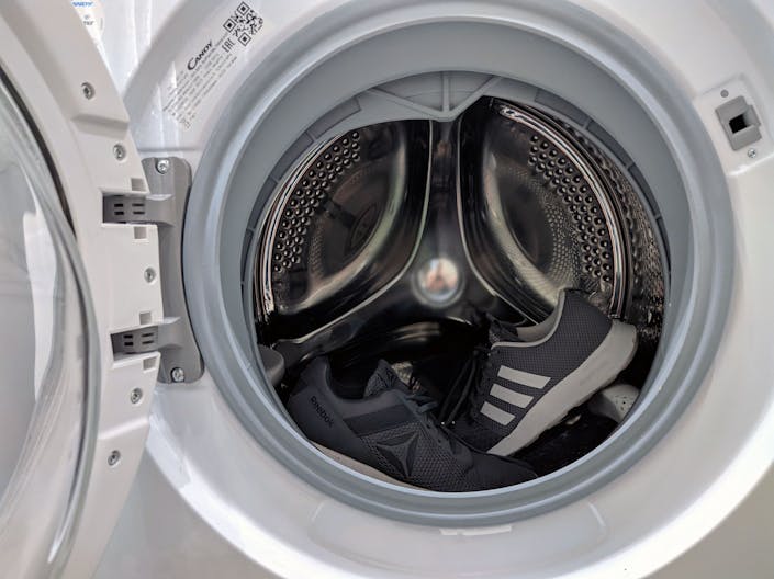 Schoenen in de wasmachine: lost het écht je zweetprobleem op?