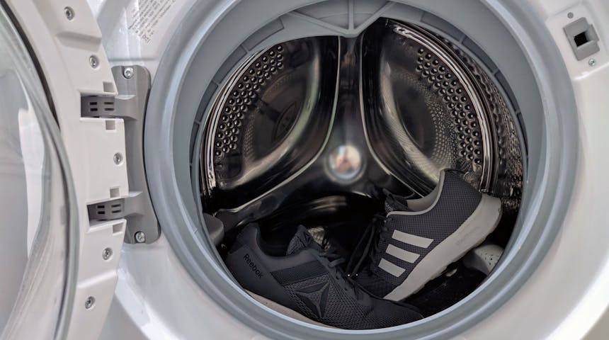 Schoenen in de wasmachine: lost het écht je zweetprobleem op?